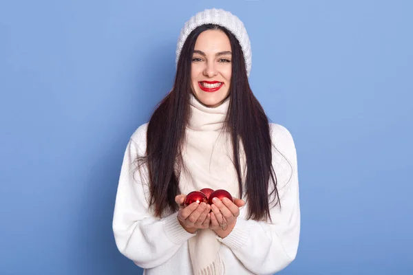 Glad Dam Med Charmigt Leende Som Redo Att Dekorera Julgran — Stockfoto