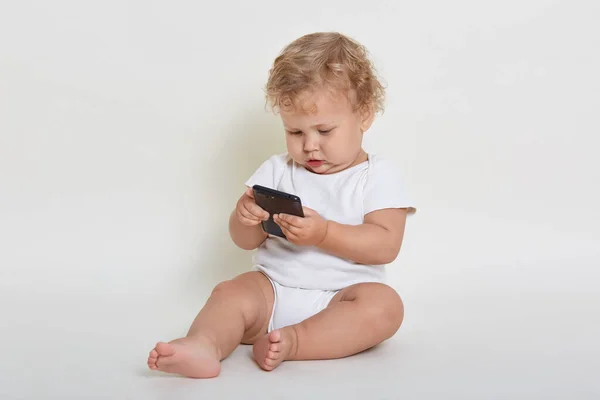 Bébé Garçon Curieux Assis Sur Sol Avec Téléphone Dans Les — Photo