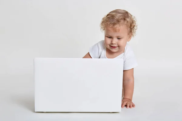 Petit Garçon Mignon Avec Ordinateur Portable Blanc Regardant Écran Avec — Photo