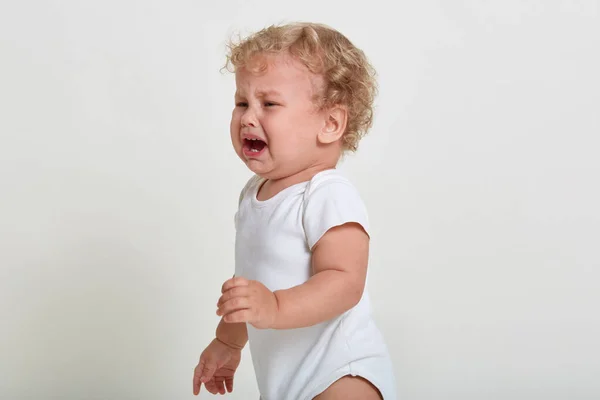 Bonito Menino Contra Parede Branca Chora Tendo Emoções Cama Olhando — Fotografia de Stock