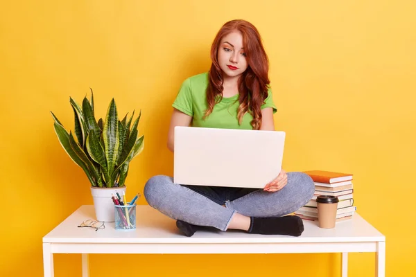 Mulher Ocupada Trabalhando Com Seu Laptop Enquanto Senta Mesa Branca — Fotografia de Stock