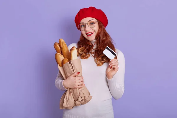Vacker Ung Kvinna Bageri Köpa Paket Med Baguetter Betala Med — Stockfoto