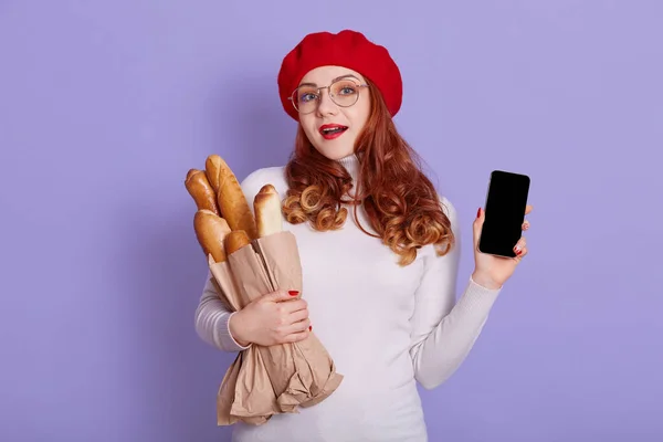 Attraktiv Ung Kvinna Som Håller Smart Telefon Med Tom Skärm — Stockfoto