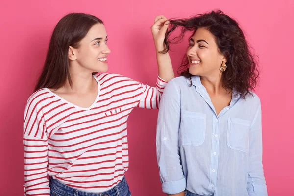 Kız Arkadaşının Dalgalı Saçlarını Çekiyor Mutlu Bir Gülümsemeyle Birbirlerine Bakıyorlar — Stok fotoğraf