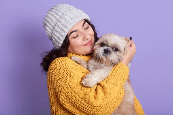 Linda Chica Morena Con Pekinese Las Manos Linda Mujer Mantiene —  Fotos de Stock