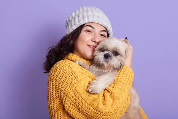Mujer Morena Satisfecha Con Cachorro Mira Cámara Con Expresión Facial —  Fotos de Stock