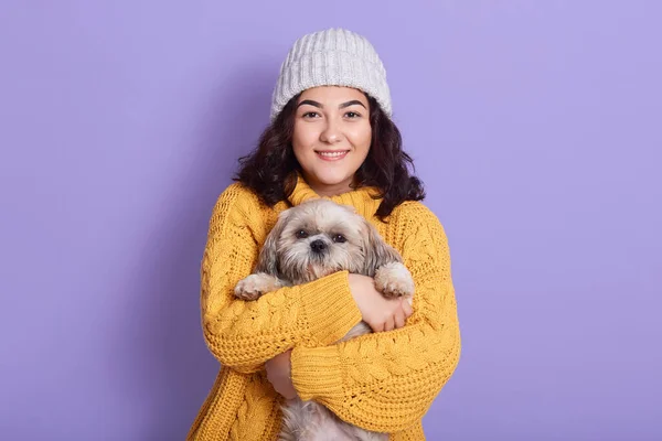 Mujer Abrazando Cachorro Mirando Directamente Cámara Con Expresión Facial Satisfecha —  Fotos de Stock