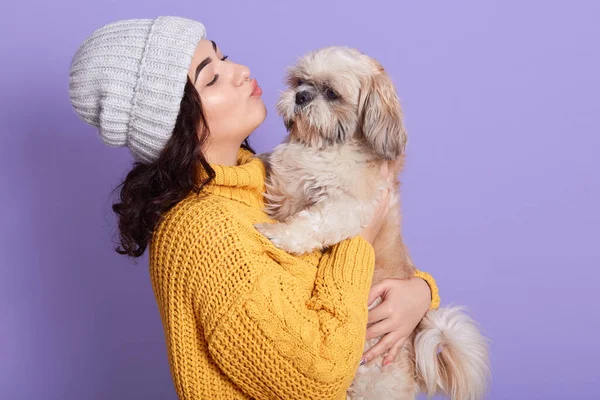 Retrato Una Hermosa Chica Que Mantiene Bastante Pekinés Quiere Besarlo —  Fotos de Stock