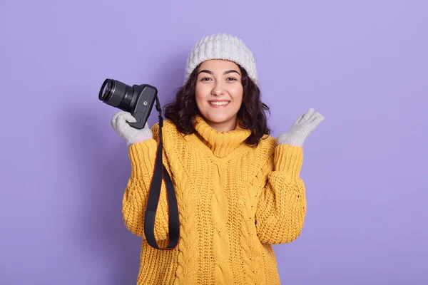 Senyum Wanita Muda Memegang Kamera Satu Tangan Dan Menyebarkan Telapak — Stok Foto