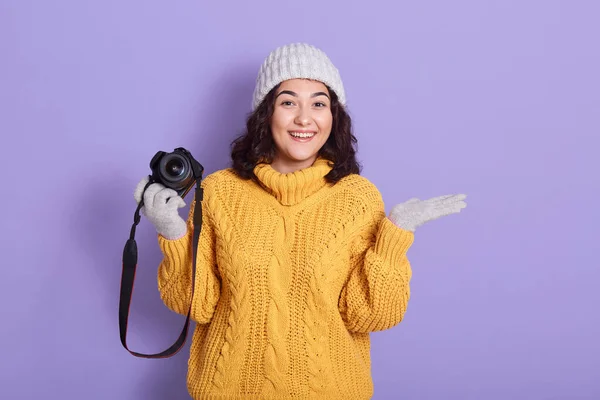 Gadis Fotografer Muda Eropa Tersenyum Menggunakan Kamera Modern Melihat Kamera — Stok Foto