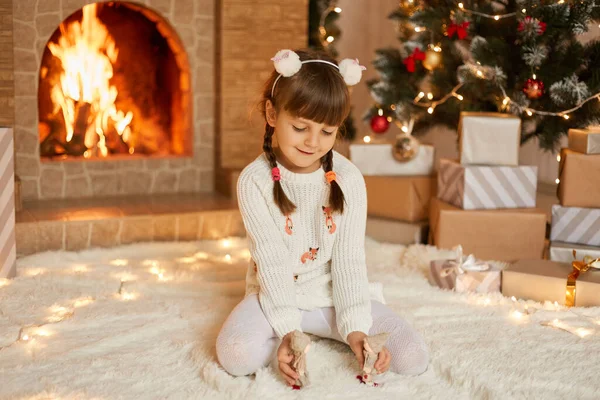 Menina Perto Árvore Natal Lareira Brincando Com Brinquedos Minúsculos Seu — Fotografia de Stock