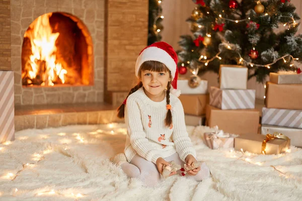 Okouzlující Dítě Santa Klobouk Bílý Svetr Sedí Koberci Blízkosti Vánočního — Stock fotografie