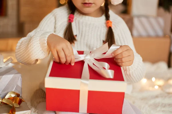 Neznámá Holčička Copánky Otevírajícími Vánoční Dárek Dítě Vybaluje Dárkové Krabičky — Stock fotografie