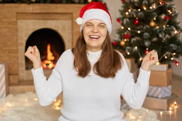 Возбужденная Молодая Европейская Девушка Санта Тёплом Свитере Рождественской Шляпе Новым — стоковое фото