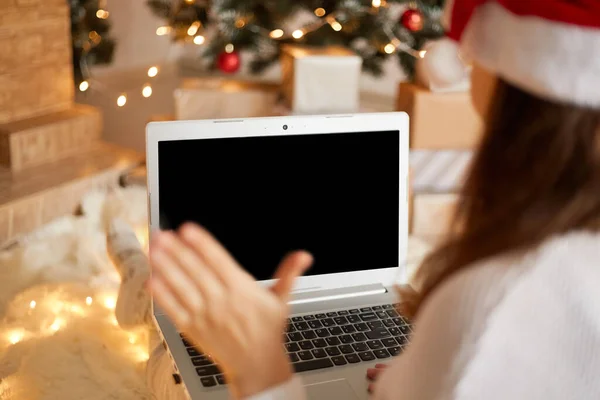 Foto Senhora Encantadora Sentado Segurando Laptop Acenando Palma Para Tela — Fotografia de Stock