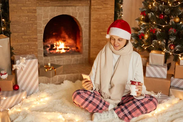 Photo Positive Lady Sitting Cellphone Holding Beverage Mug House Indoors — Stock Photo, Image