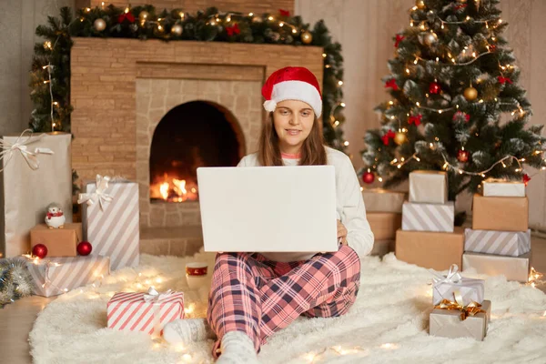 Young Woman Doing Christmas Shopping Online Having Video Call While — Stock Photo, Image