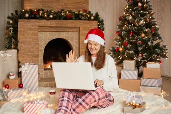 Mulher Bonita Sentada Chão Com Laptop Nos Joelhos Tendo Videochamada — Fotografia de Stock