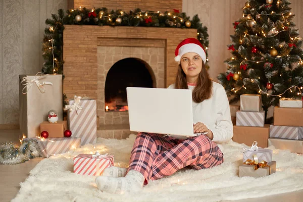 Young Woman Spending Christmas Eve Cozy Christmas Interior While Sitting — Stock Photo, Image