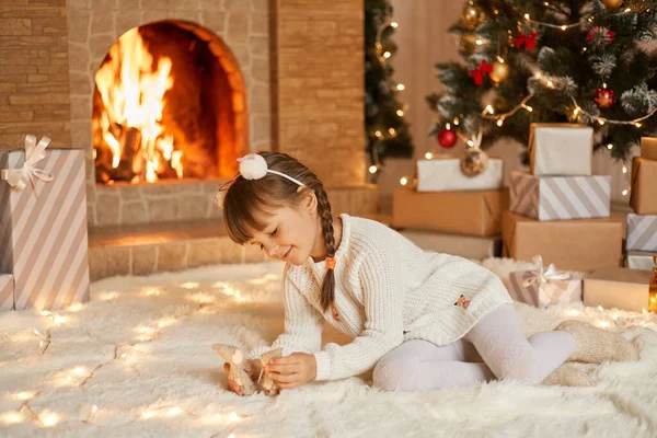 Dziecko Bawiące Się Zabawką Świąteczny Poranek Siedzące Dywanie Urządzonym Salonie — Zdjęcie stockowe