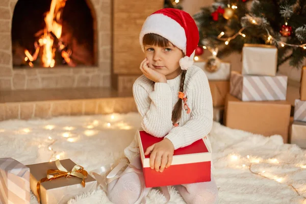 Kind Meisje Zit Buurt Van Kerstboom Open Haard Kerstavond Houden — Stockfoto