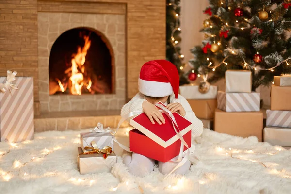 Klein Meisje Kerstman Hoed Openen Geschenkdoos Kijken Erin Het Dragen — Stockfoto