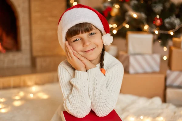 Menina Bonito Com Presente Natal Sentado Sala Estar Festiva Mantendo — Fotografia de Stock