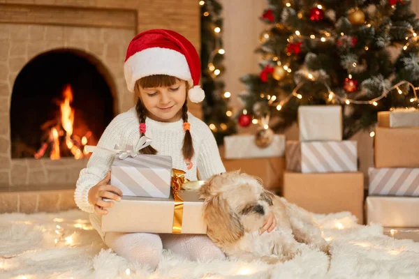 Happy Malá Dívka Santa Klobouk Mají Vánoce Sedí Podlaze Blízkosti — Stock fotografie