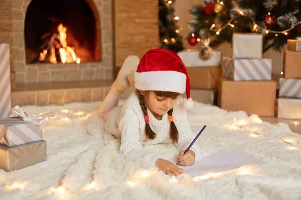 Malá Roztomilá Holčička Ležící Podlaze Koberci Psaní Dopisu Santa Clausovi — Stock fotografie