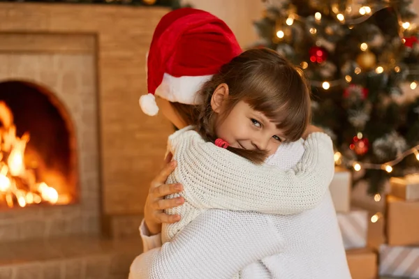 Μητέρα Και Μικρό Παιδί Παίζουν Χριστούγεννα Κυρίες Φορώντας Λευκά Πουλόβερ — Φωτογραφία Αρχείου