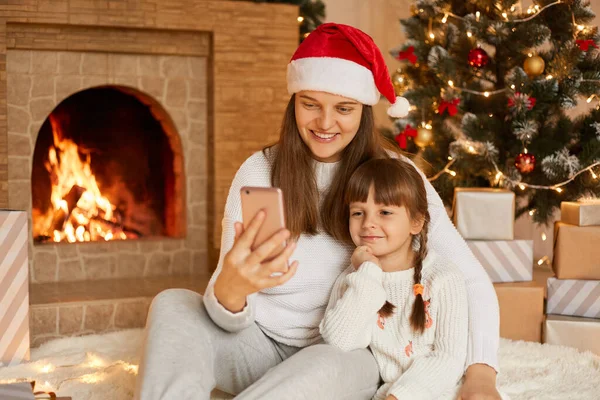 Cheerful European Mother Daughter Using Smart Phone Video Call Congratulating — Stock Photo, Image