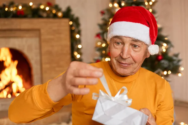 Gammal Man Firar Jul Hemma Öppnar Presentförpackning Med Band Blir — Stockfoto