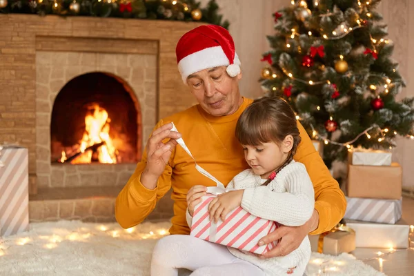 Morfar Och Barnbarn Öppnar Julklappar Poserar Vardagsrummet Med Nyårsprydnad Barn — Stockfoto