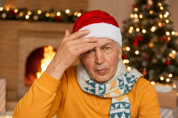 Trött Olycklig Irriterad Gammal Man Att Vara Sjuk Julafton Lider — Stockfoto