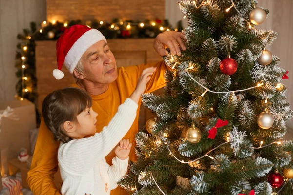 Οικογένεια Διακόσμηση Χριστουγεννιάτικο Δέντρο Στο Σπίτι Παππούς Ξοδεύει Χρόνο Την — Φωτογραφία Αρχείου
