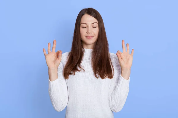 Photo Femme Européenne Détendue Montre Zen Signe Médite Intérieur Contre — Photo