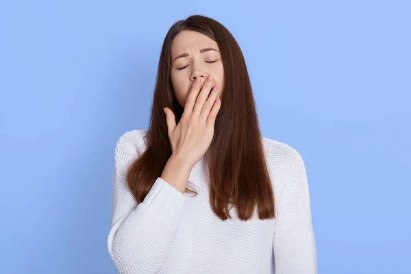 Joven Mujer Hermosa Bostezando Mostrando Gesto Cansado Cubriendo Boca Con — Foto de Stock