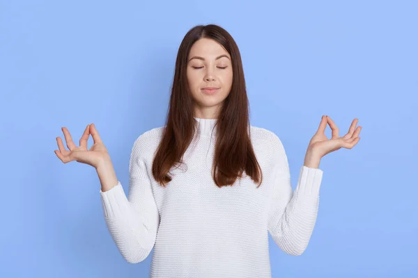 Millet Barış Meditasyon Sakin Genç Kadın Kapalı Alanda Yoga Yapıyor — Stok fotoğraf