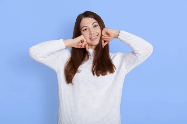 Donna Con Capelli Scuri Con Mani Alzate Verso Viso Guardando — Foto Stock