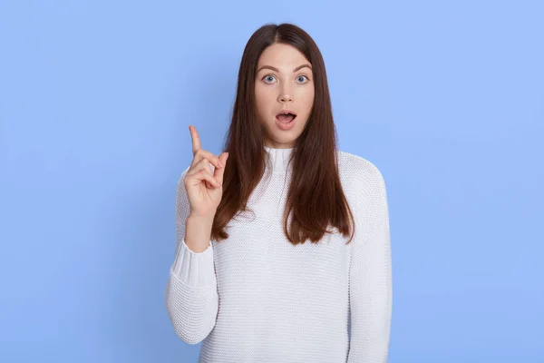 Erstaunt Zeigt Junge Frau Mit Erhobenem Zeigefinger Nach Oben Hält — Stockfoto