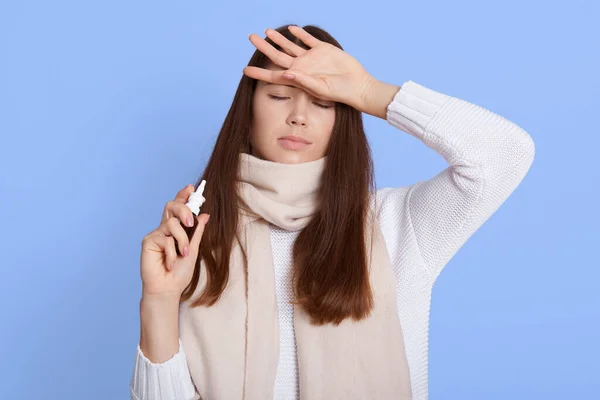 Mujer Enferma Vistiendo Suéter Envuelta Pañuelo Sosteniendo Aerosol Nasal Mano —  Fotos de Stock