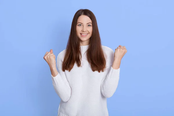 Éxito Femenino Pelo Oscuro Feliz Aprieta Los Puños Logra Meta —  Fotos de Stock