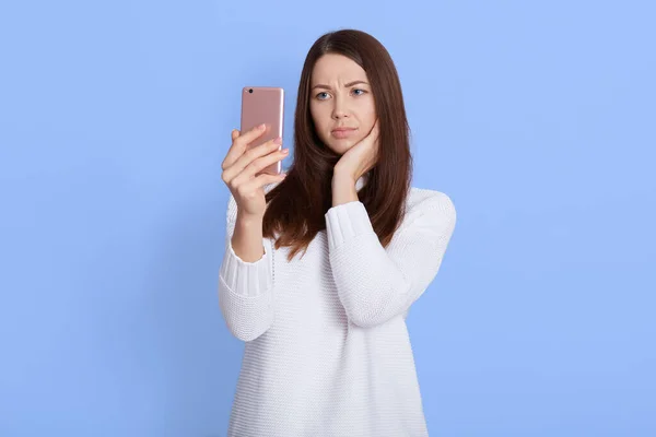 Confused Young Beautiful Woman Posing Isolated Blue Background Using Mobile — Stock Photo, Image