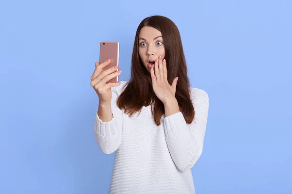 Young Beautiful Lady Shocked Facial Expression Holding Smart Phone Hands — Stock Photo, Image