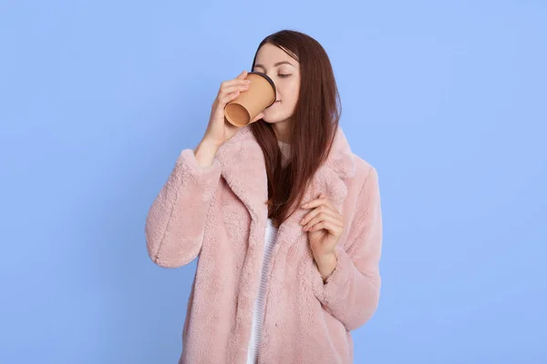 Hermosa Mujer Sosteniendo Taza Desechable Beber Bebida Caliente Mantiene Los —  Fotos de Stock