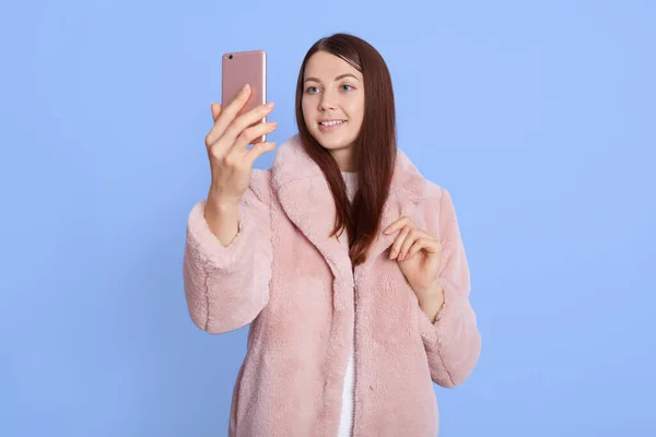 Стильная Молодая Женщина Бледно Розовой Шубе Используя Смартфон Делая Селфи — стоковое фото