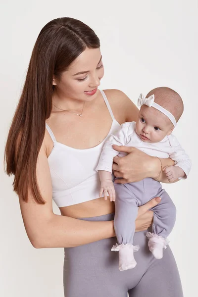 Smiling Brown Haired Lady Wearing Bra Holding New Born Girl — Stock Photo, Image