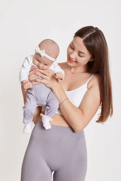 Vinnande Dam Bär Och Grå Leggins Liten Söt Spädbarn Med — Stockfoto