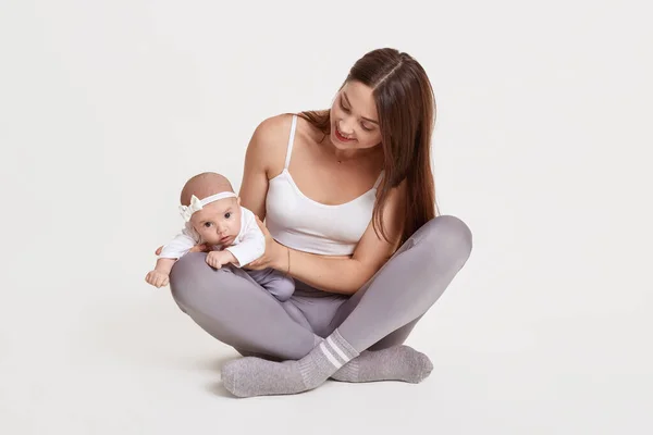 Child Arms Mother Attractive Young Female Sitting Floor Crossed Legs — Stock Photo, Image