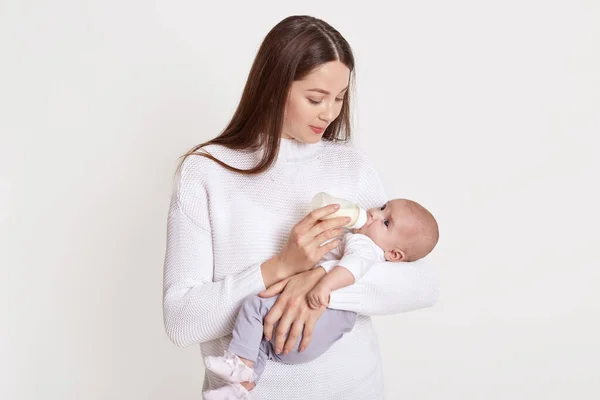 Madre Alimentando Bebé Con Biberón Hembra Morena Con Suéter Sosteniendo — Foto de Stock